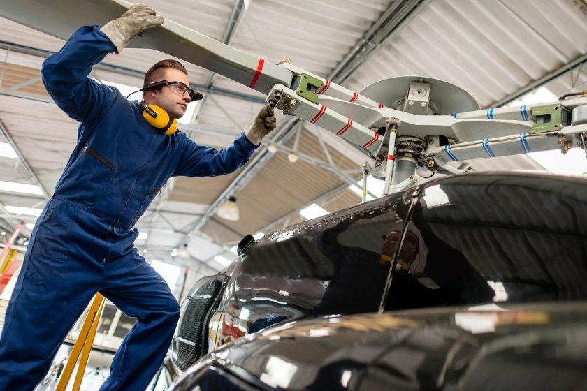 Авиационный механик (авиамеханик)