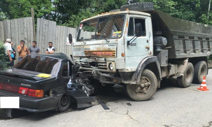 КАМАЗ врезался в легковушку