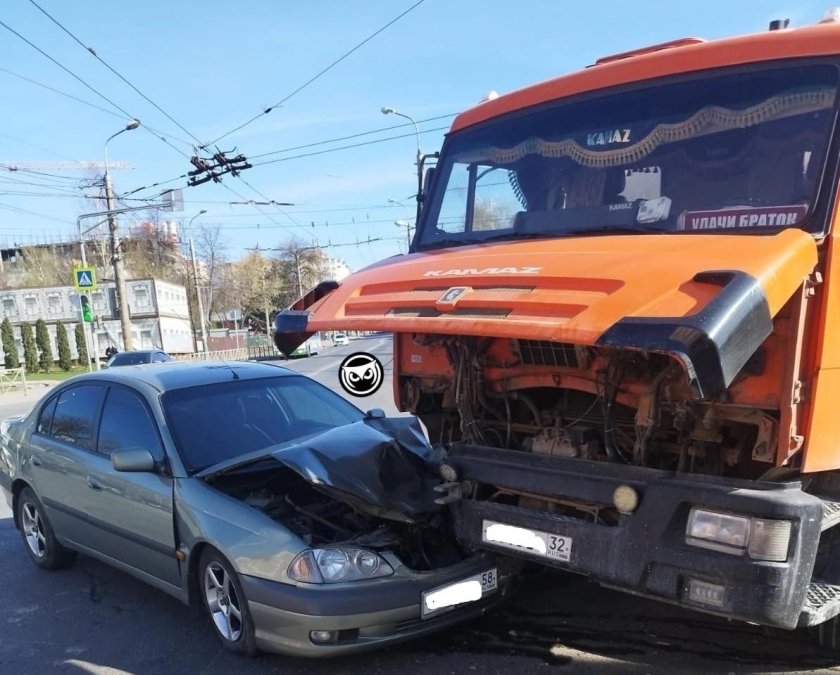 Грузовик смял легковушку