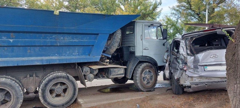 КАМАЗ врезался в легковушку