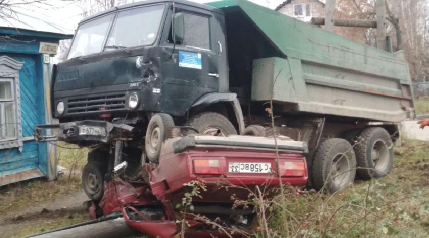 КАМАЗ подмял легковушку