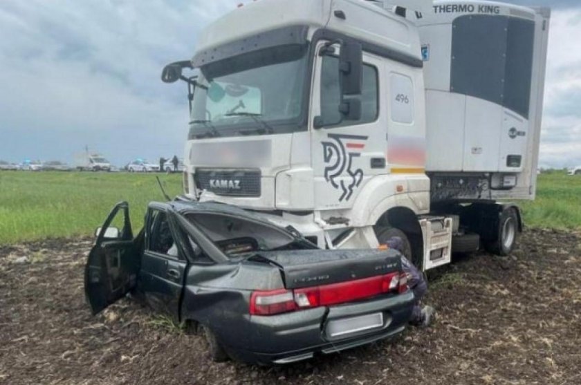 ДТП легковушка с фурой Краснодарский край