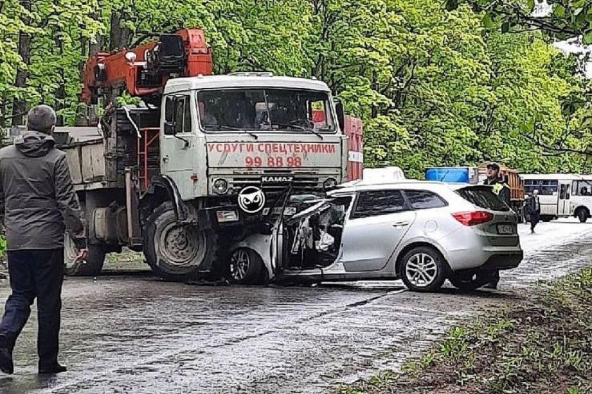 Грузовик и легковушка