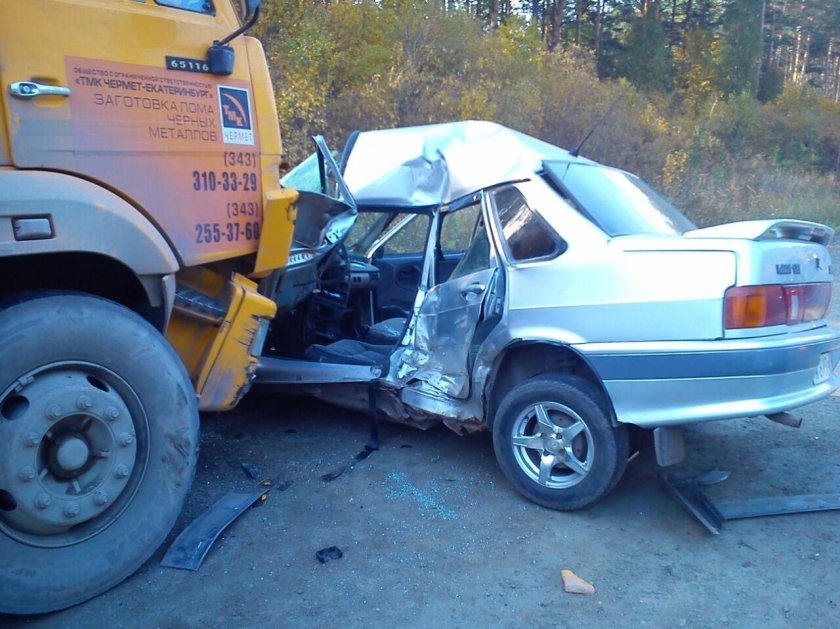 КАМАЗ раздавил легковушку