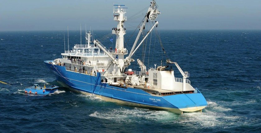 Рыболовецкий сейнер