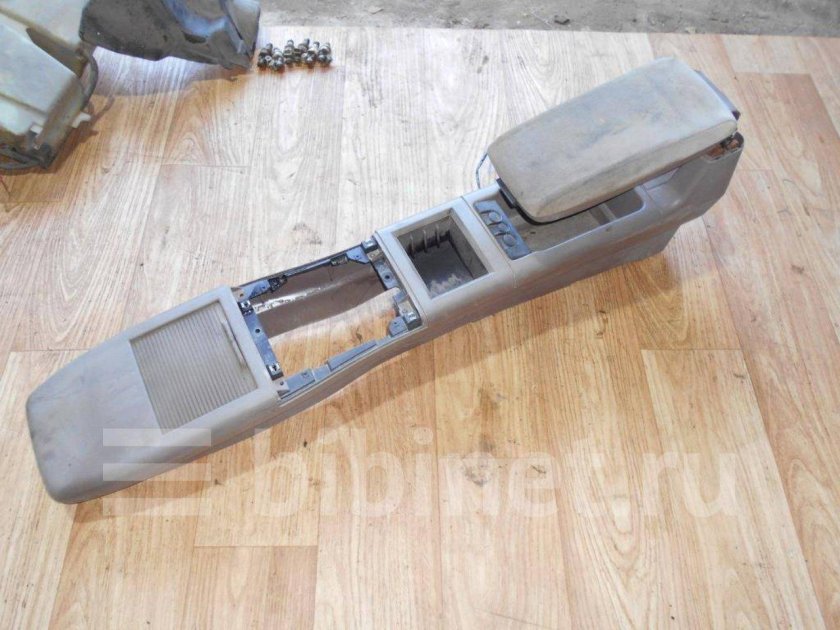 Консоль между передними сиденьями ВАЗ 2110