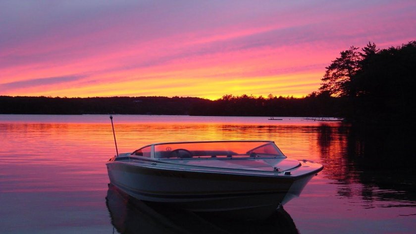 Катер на закате