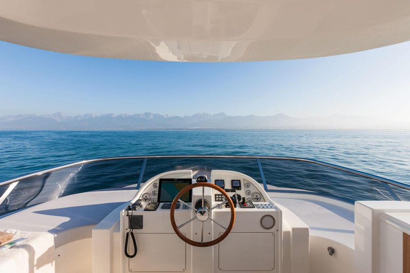 Яхта Азимут 76