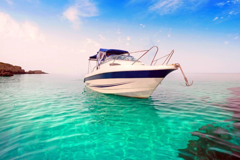 Яхта в море