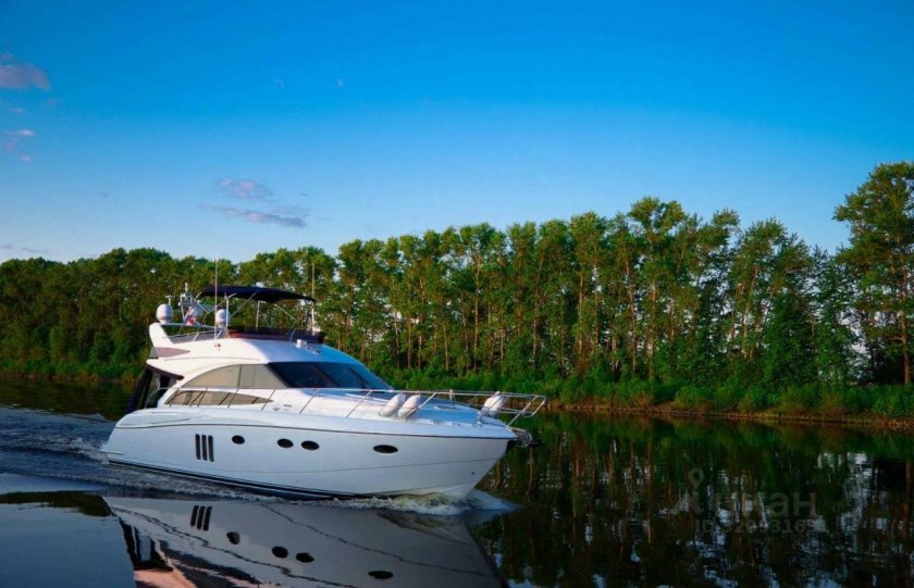 Яхта на реке