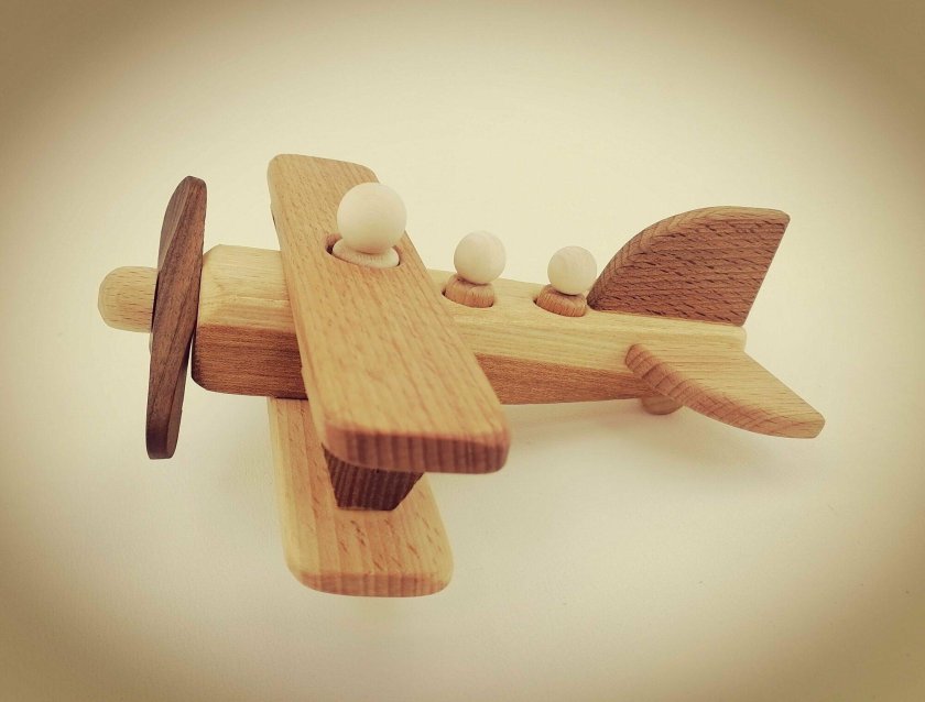 Игрушка самолет деревянный