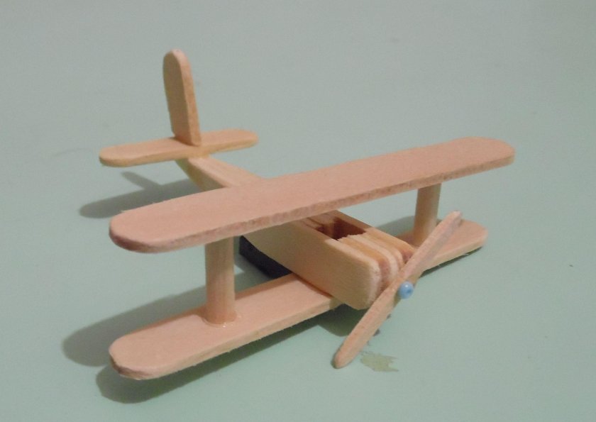 Самолет из деревянных палочек