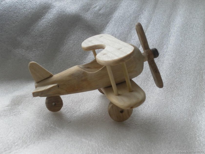 Игрушка самолет деревянный