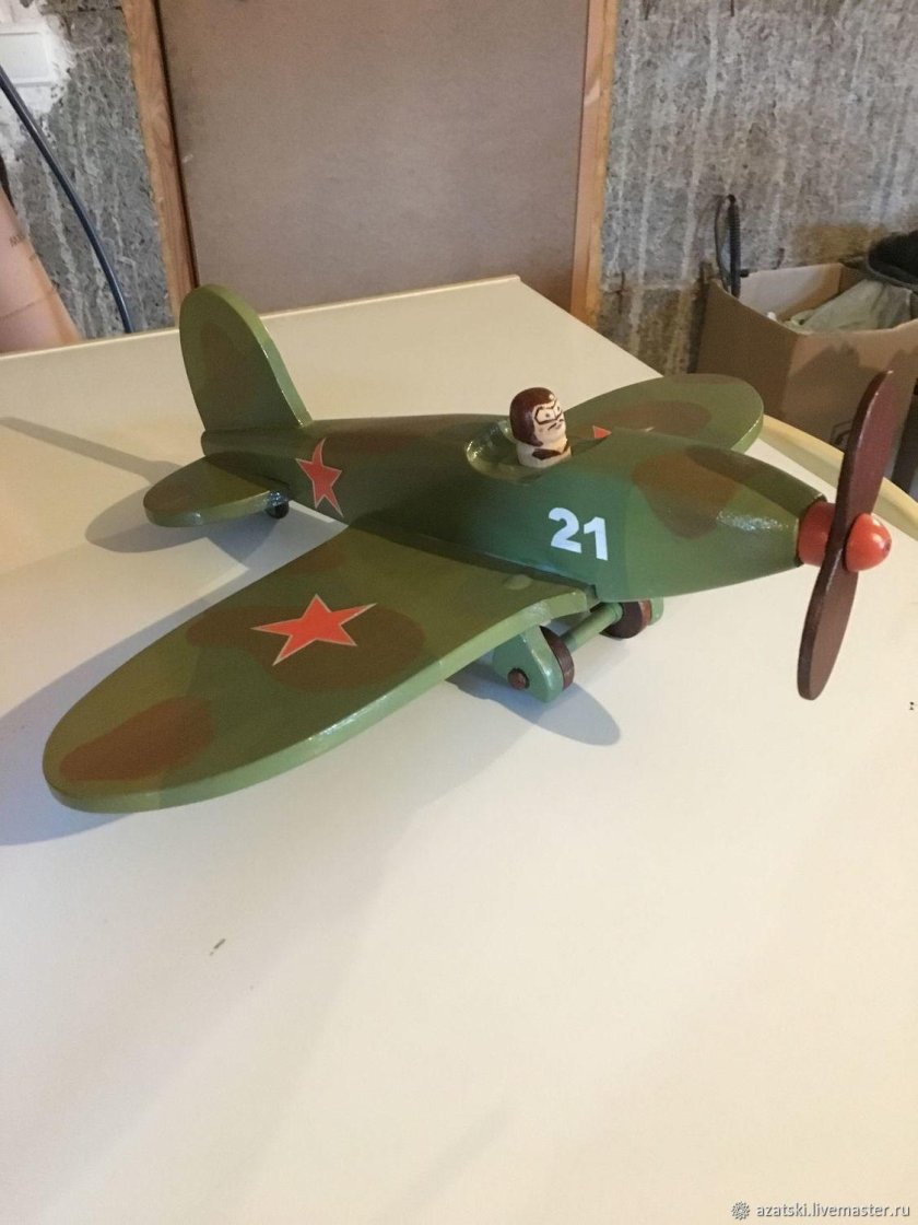 Военный самолет из дерева