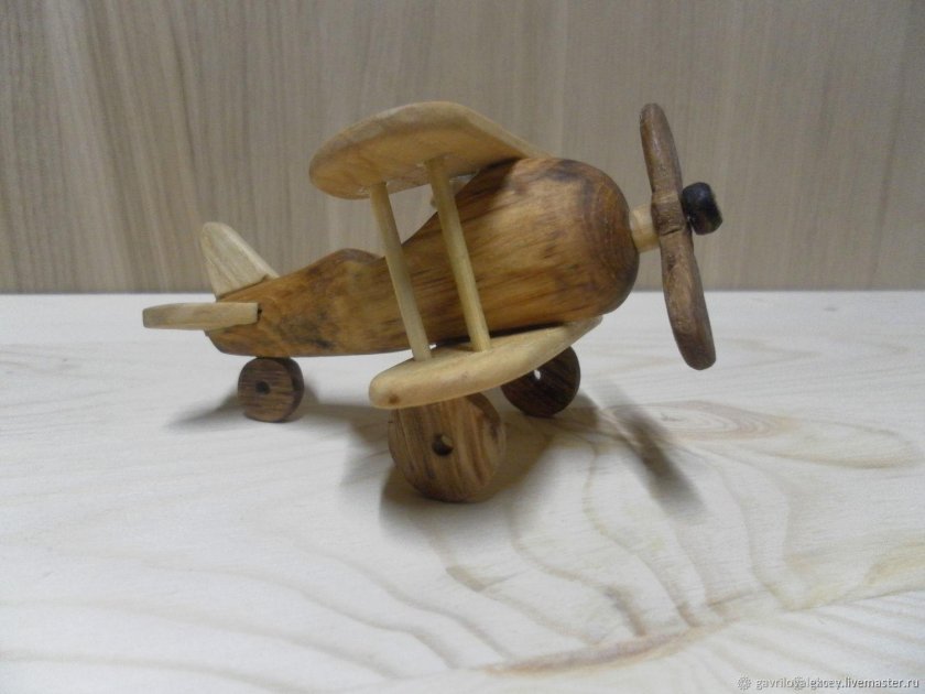 Деревянный самолетик