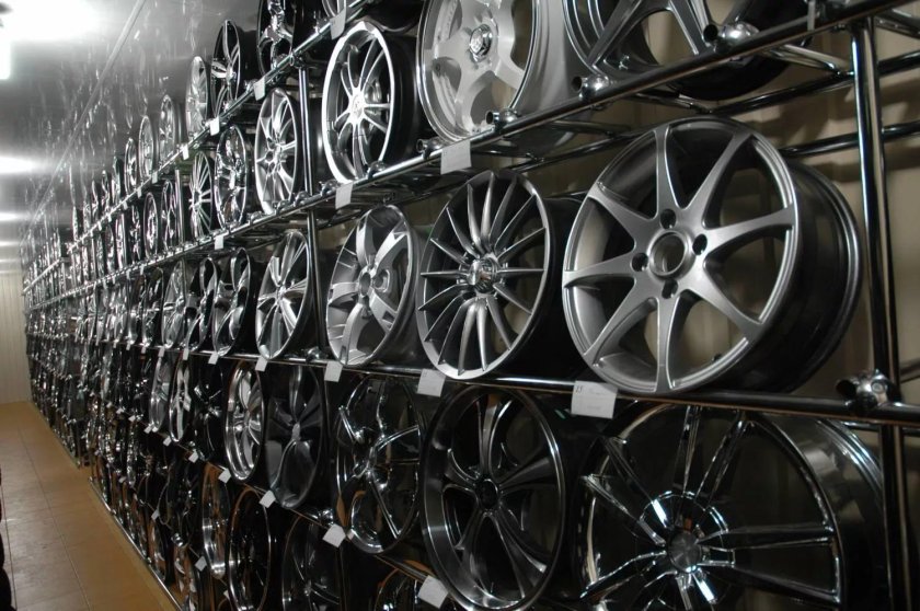 Витрина для литых дисков