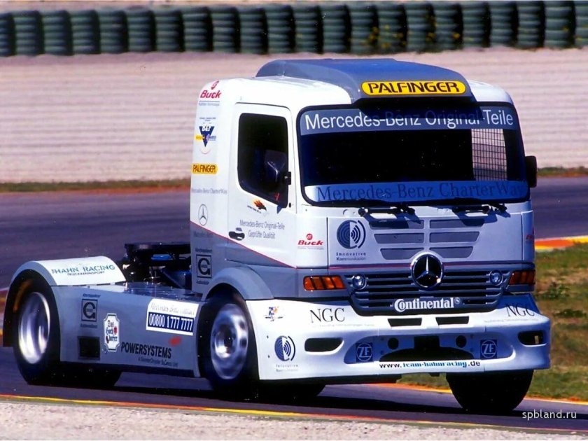 Гоночный грузовик Mercedes