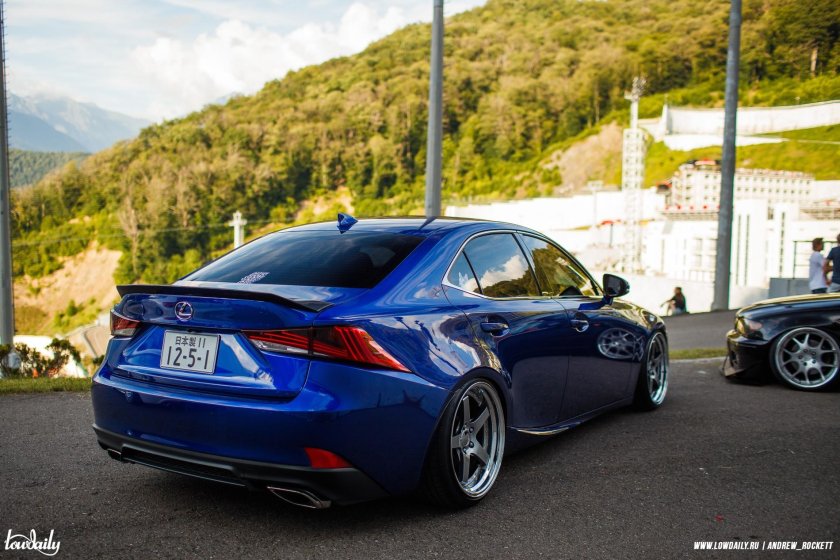 Лексус is 300 синий