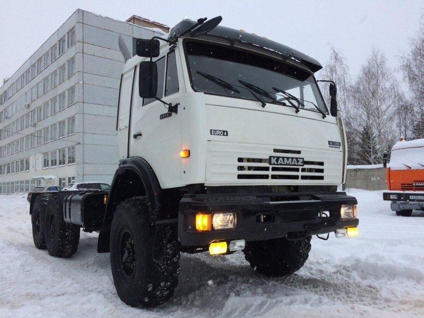 Тягач КАМАЗ 44108