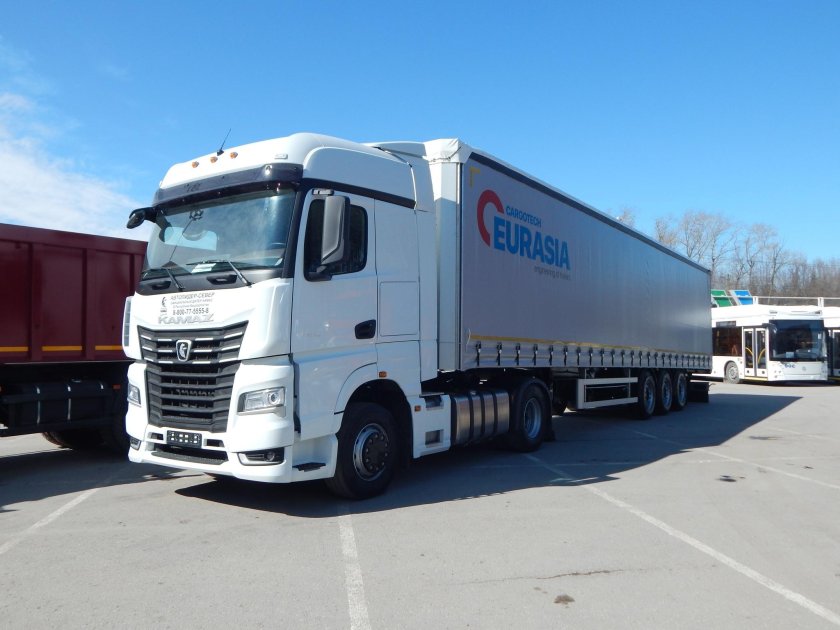 Новый КАМАЗ С полуприцепом