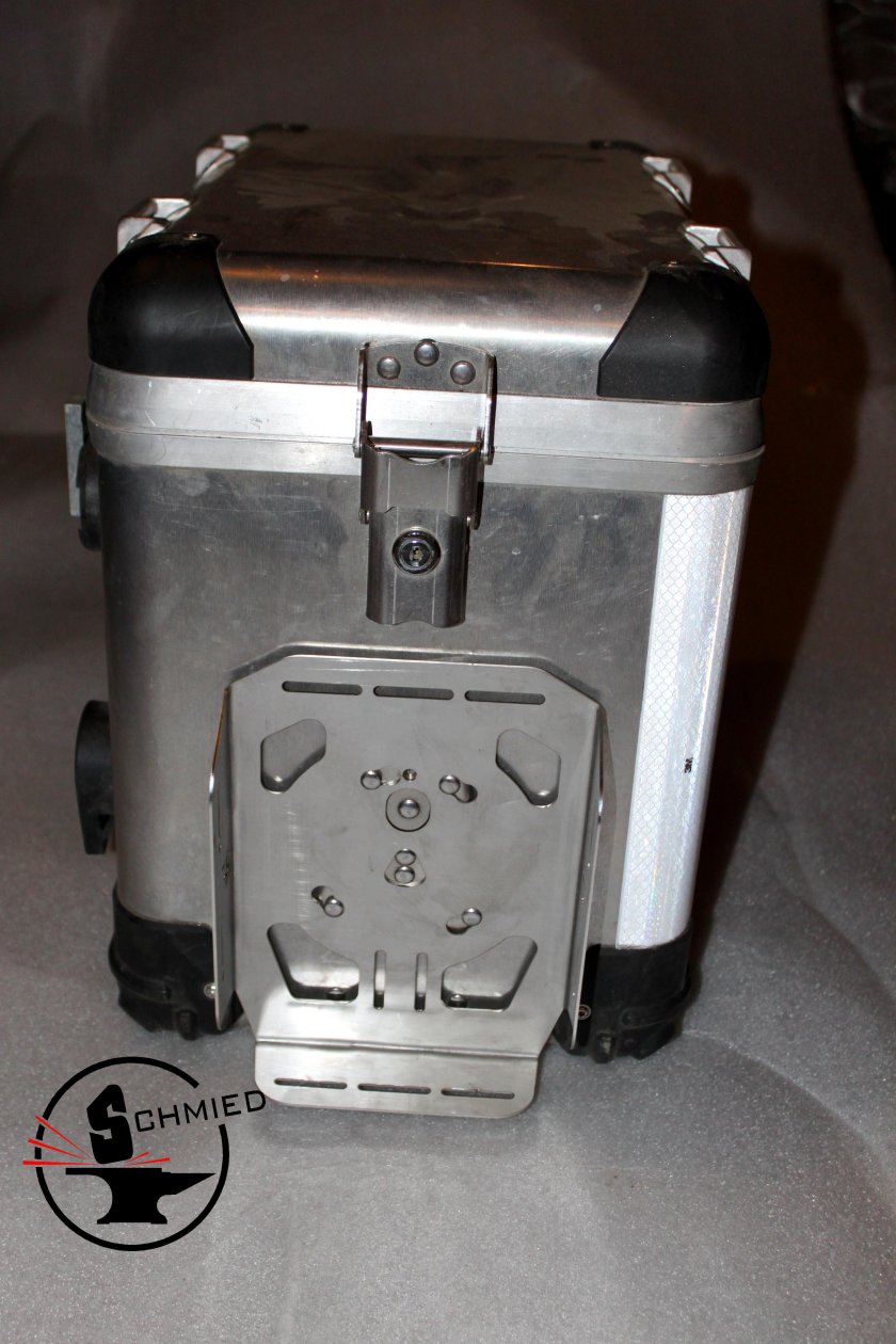 Крепление канистры к кофру