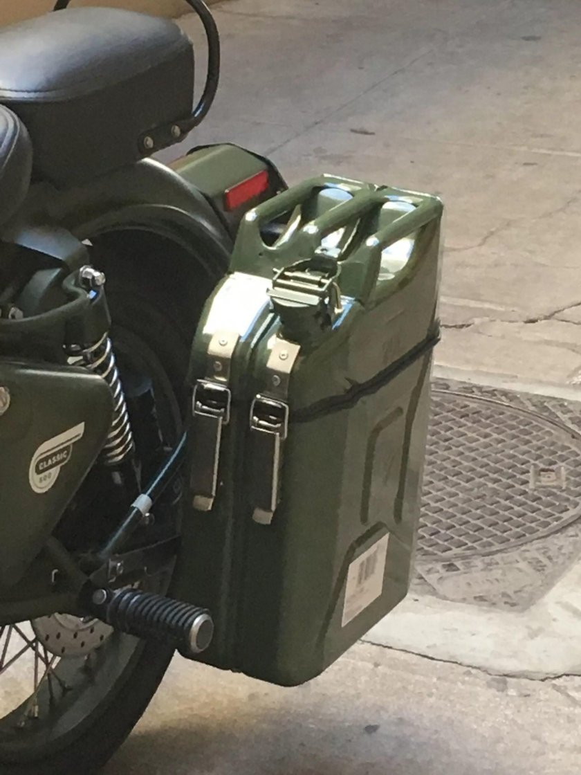 Экспедиционная канистра на мотоцикле Урал