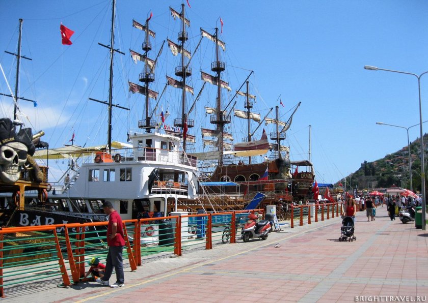 Корабль Испаньола в Ялте