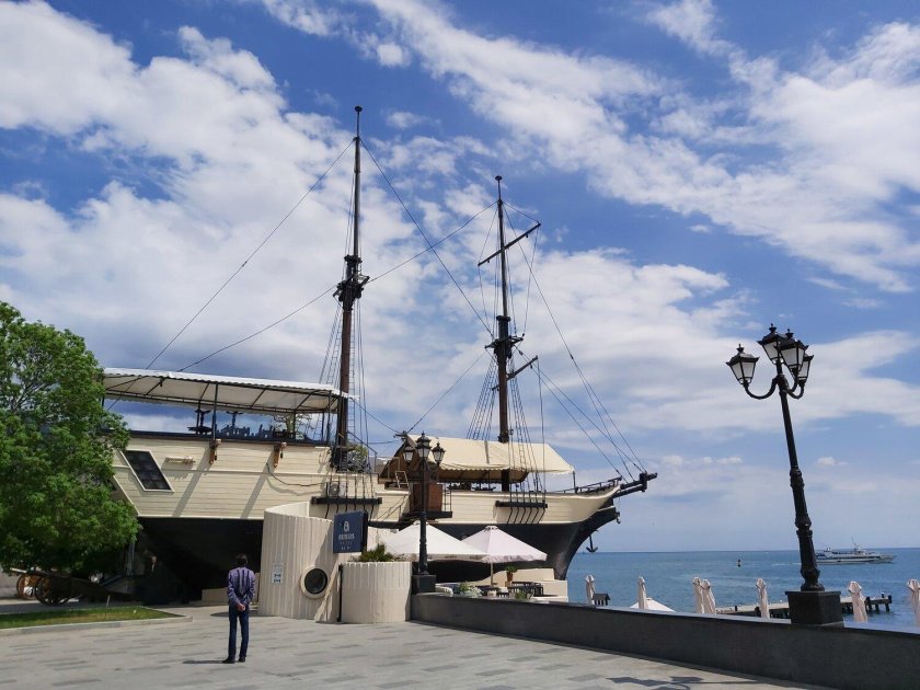 Ялта корабль на набережной