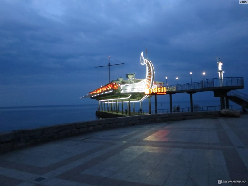 Ялта корабль на набережной