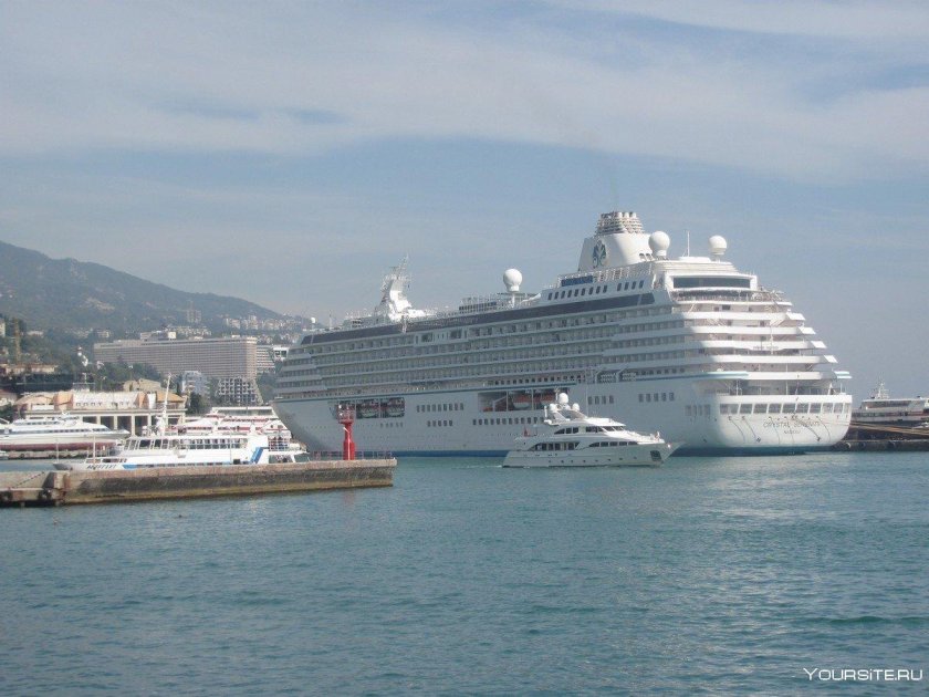 Круизный лайнер в Ялте