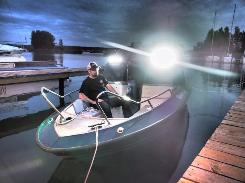 Прожектор для лодки