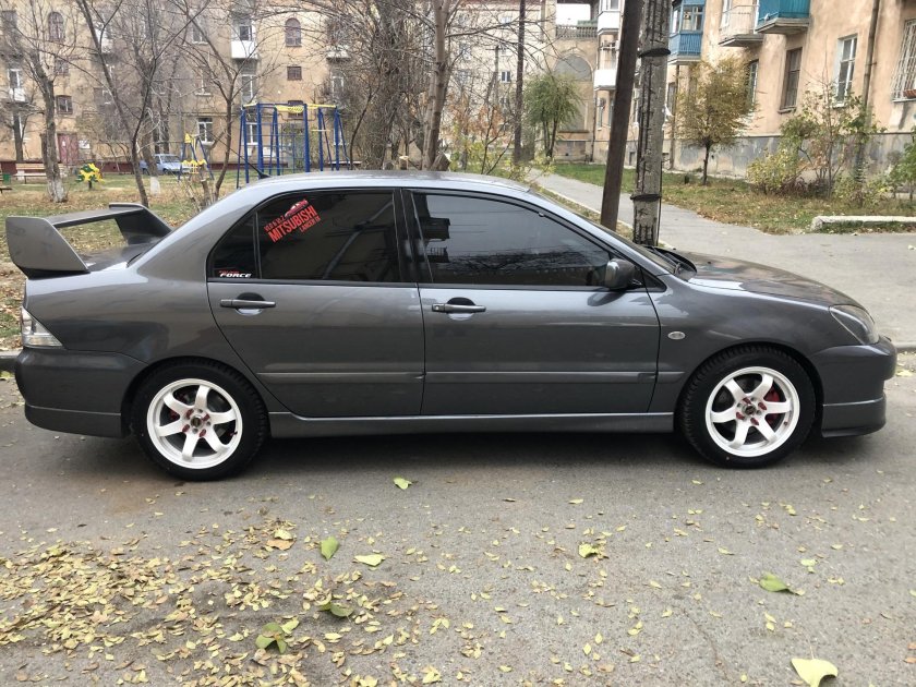 Mitsubishi Lancer 9 r16