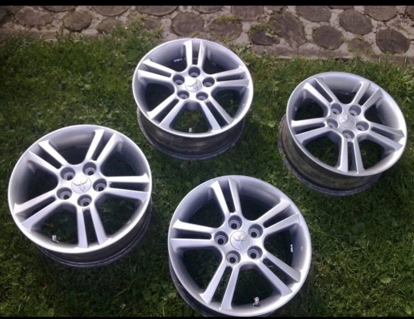 Лансер 9 2.0 на дисках