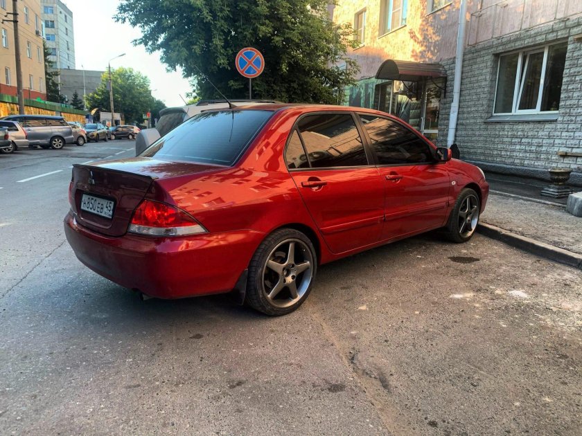 Красный Лансер 9 с черными колпаками