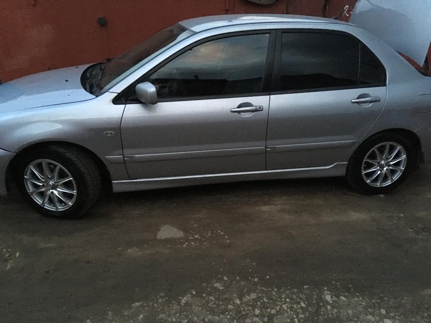 Лансер 9 серебристый