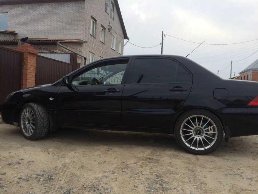 Lancer 9 черные диски