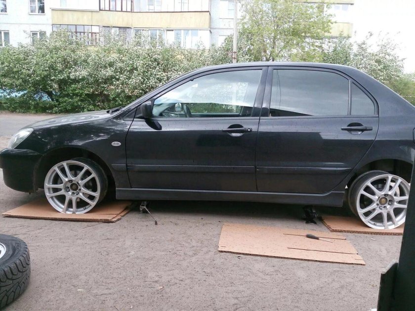 Mitsubishi Lancer 9 r17