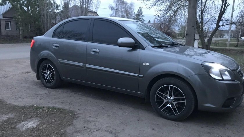 Киа Рио 2 мокрый асфальт