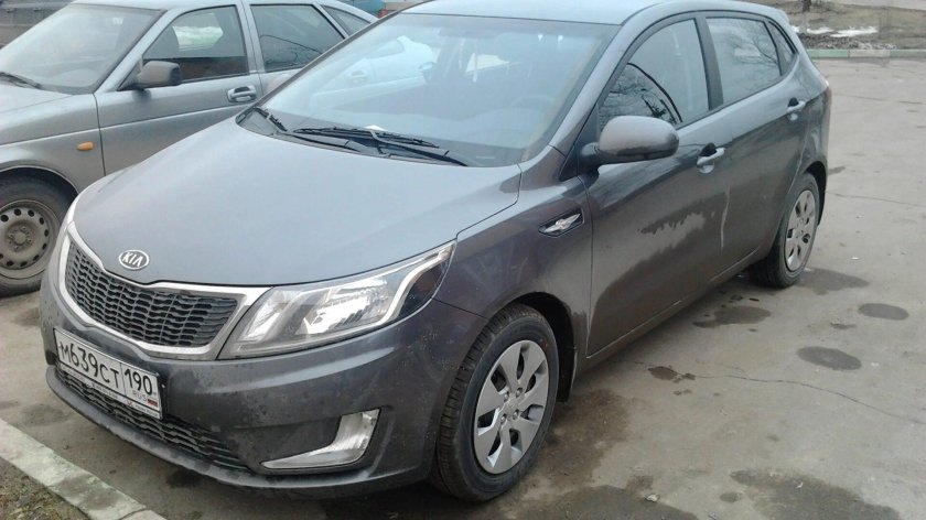 Kia Rio мокрый асфальт