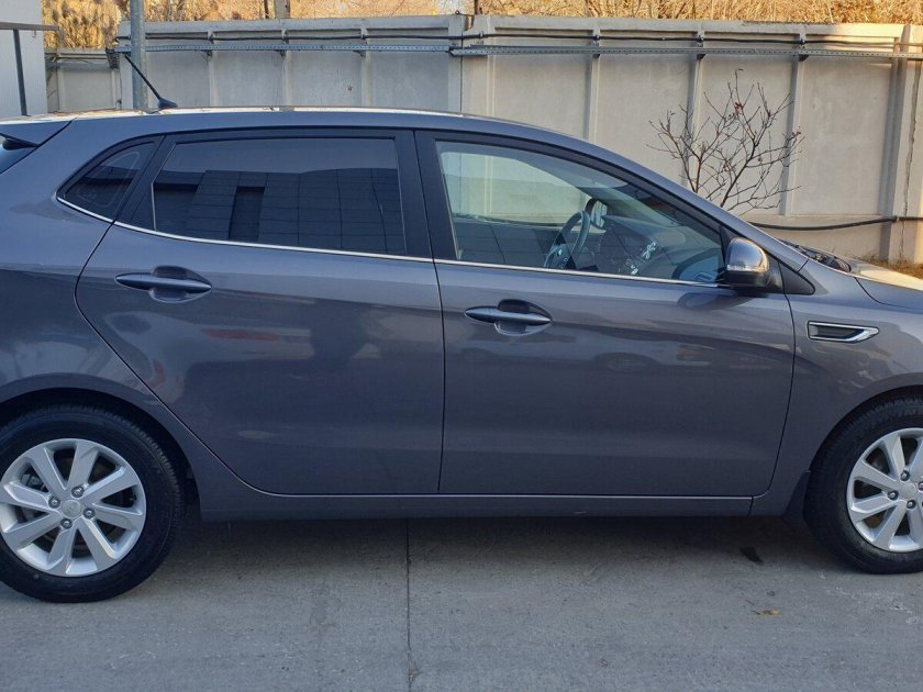 Kia Rio 1.6 at 2016 серый хэтчбек