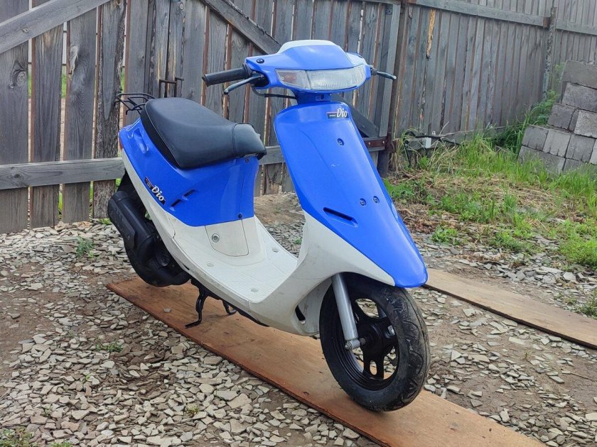 Синяя Хонда такт