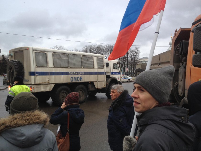 Полиция окружила