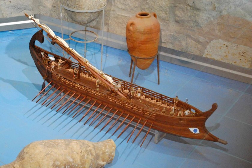 Древний корабль