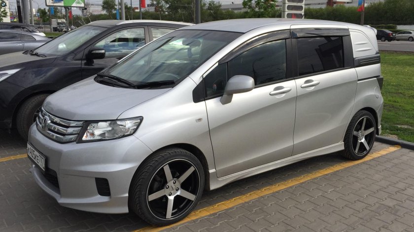 Honda freed Spike r17