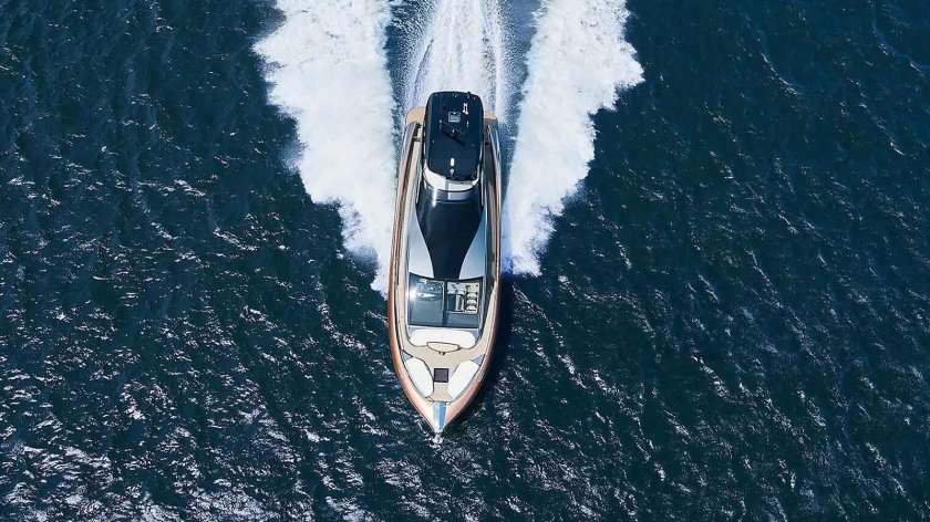 Мощная яхта