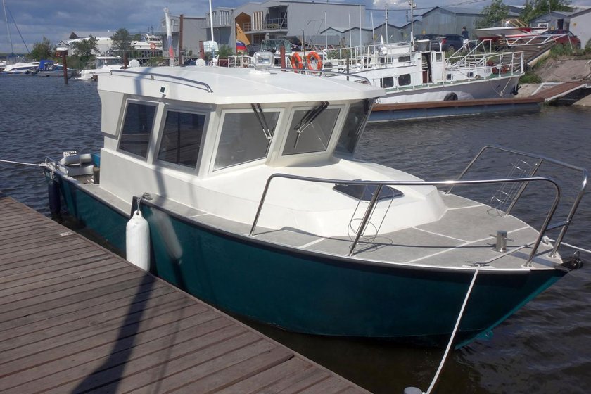 Iron Boat 740 стальной катер с рубкой