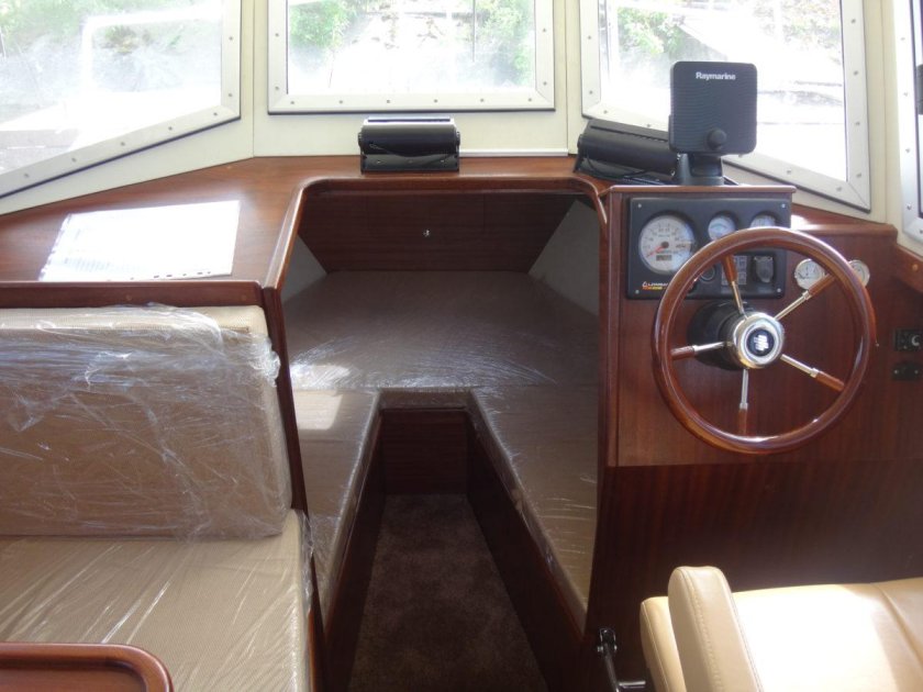 Iron Boat 740 стальной катер с рубкой