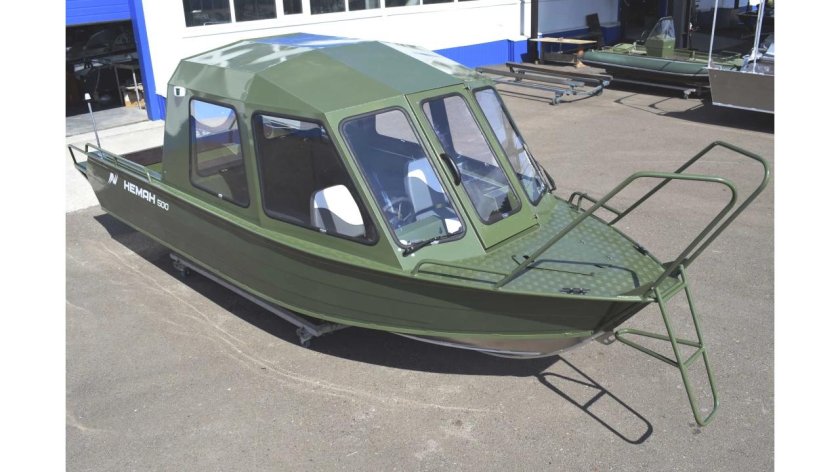 Яхта с закрытой рубкой