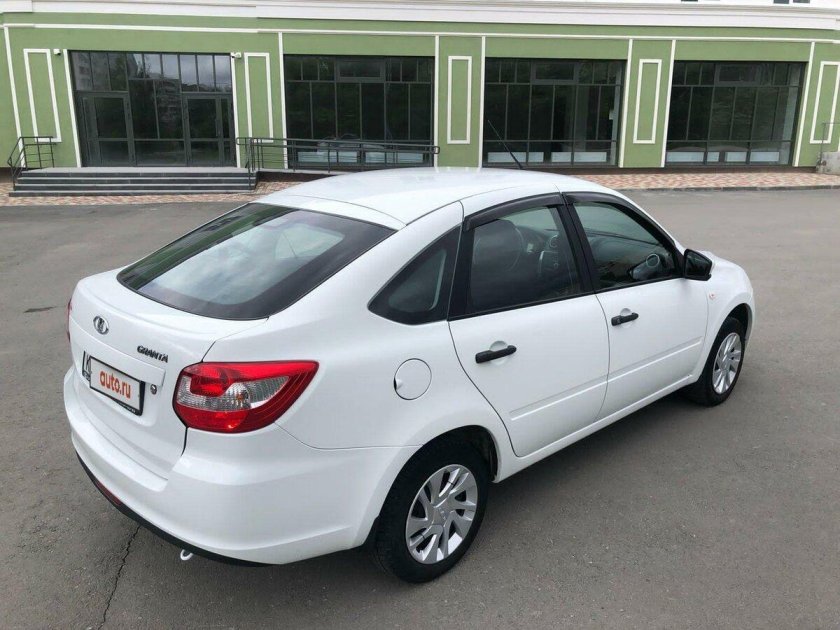 Гранта лифтбек 2022 белая