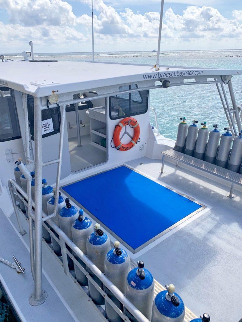 Катер с большой палубой